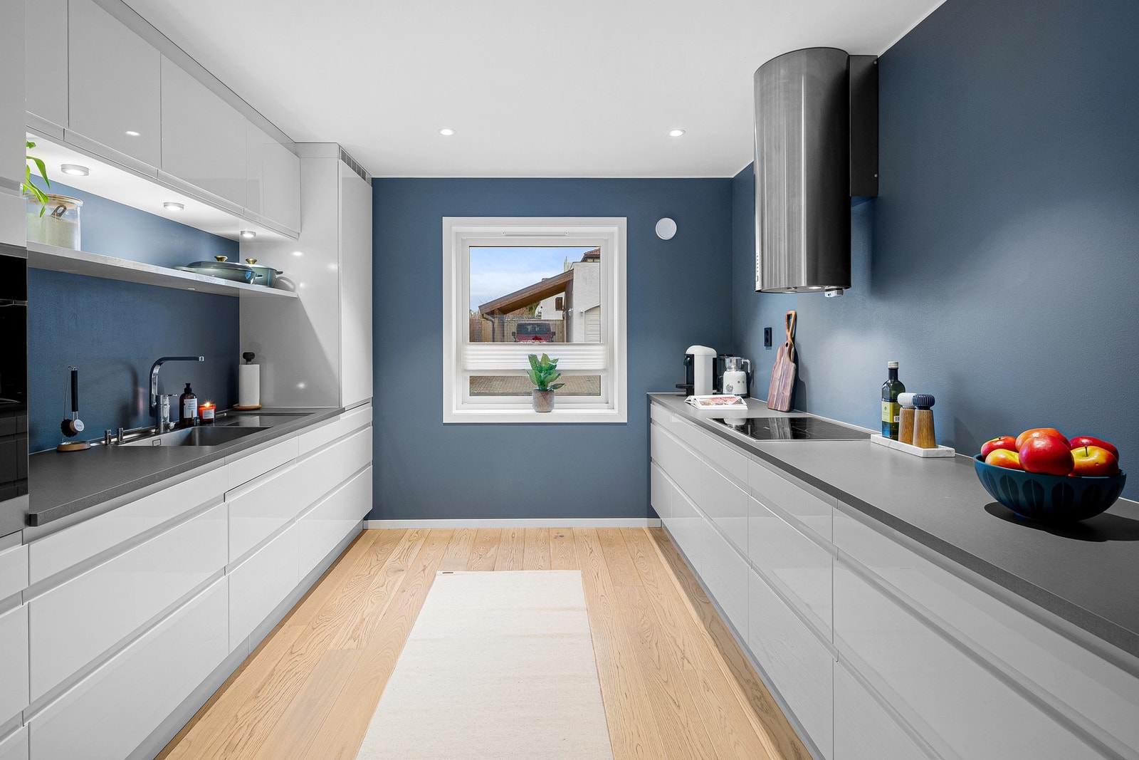 Moderne HTH-kjøkken. Hvit, stilren innredning med integrerte hvitvarer. Galleribilde