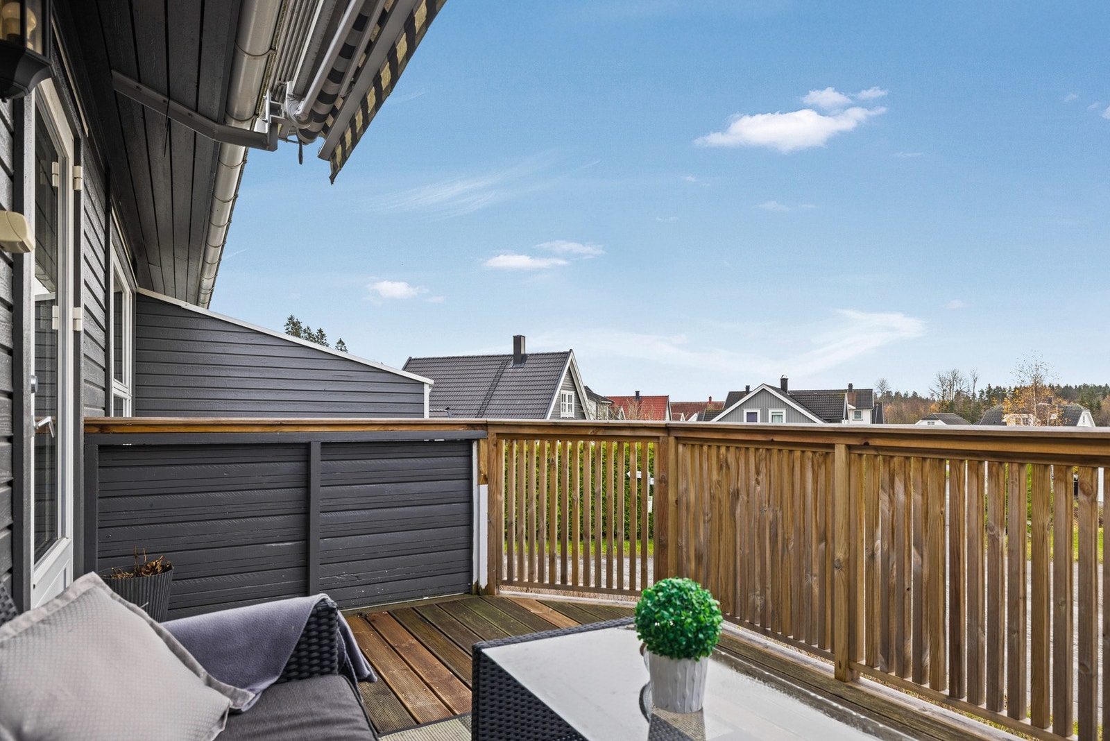 Solrik balkong med markise Galleribilde