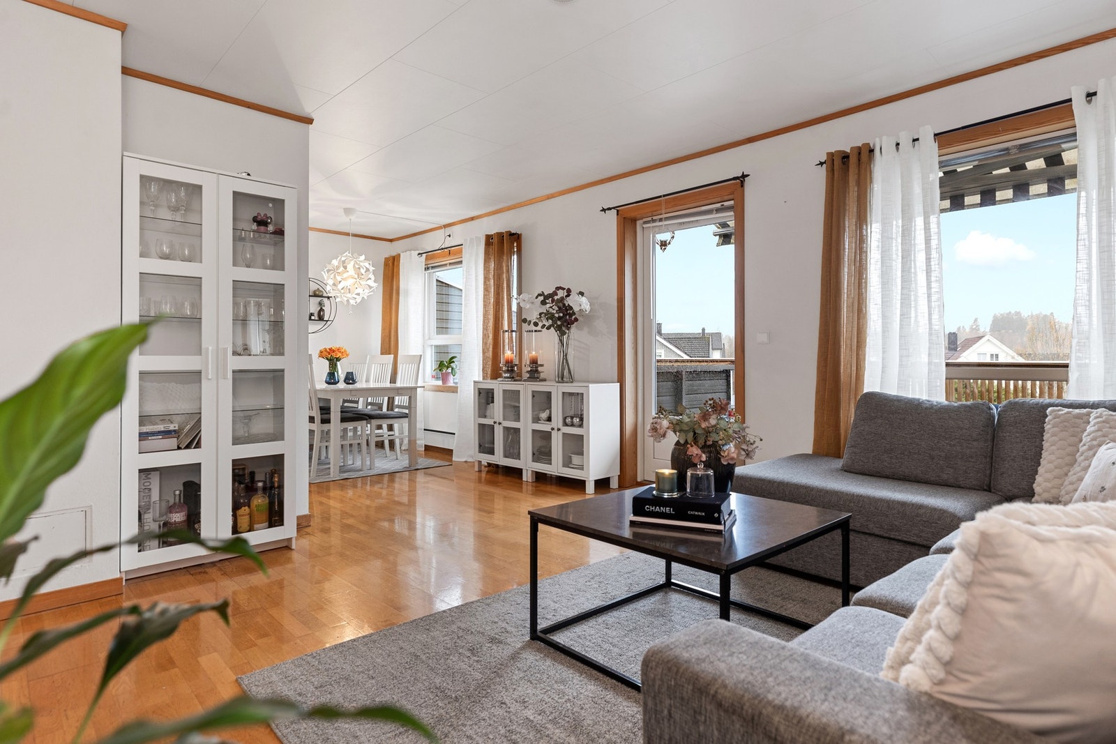 Fra stue er det utgang til solrik balkong Galleribilde