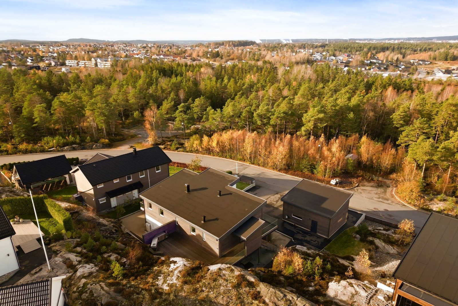 Her er det flotte turområder med sykkel- og gangveier i nærområdet. På Hevingen er det lysløype. Galleribilde