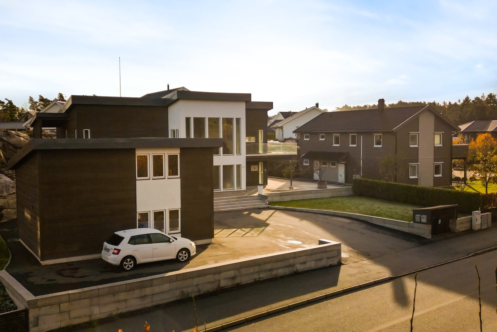 Eiendommen ligger sentralt på Borgenhaugen. Det er kort vei til skole, barnehage, nærbutikk og bussholdeplass. Galleribilde