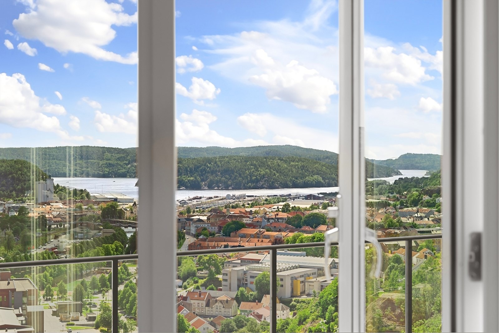 Illustrert med rekkverk Galleribilde