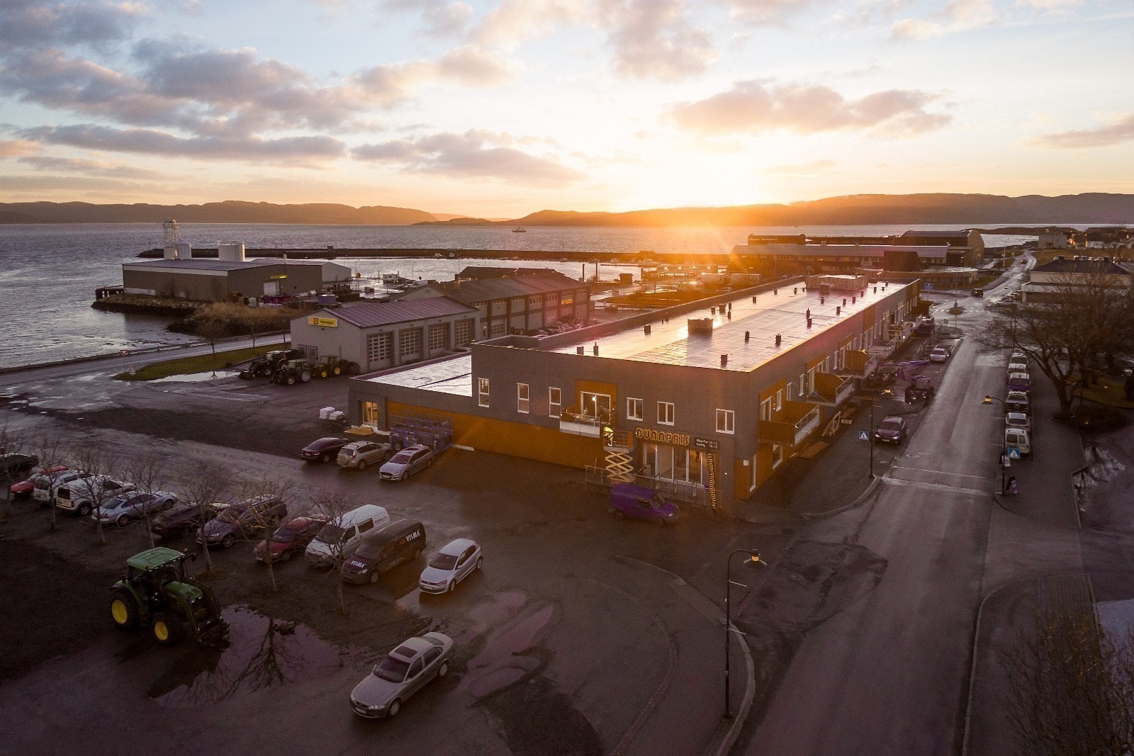 Byggets fasade. Her ser man Kysthotellet og ferjeleie like bak bygget. Galleribilde