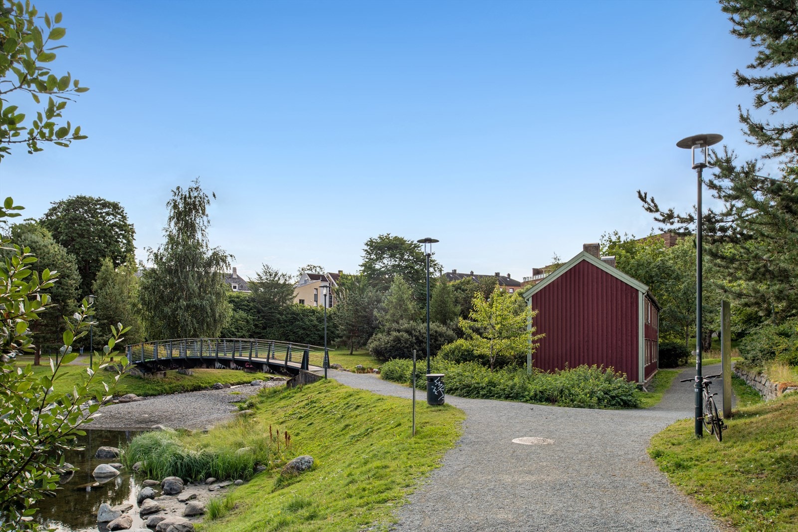Leiligheten er beliggende i andre etasje som ligger fint til på Ila med alt av servicefasiliteter i nærheten. Kort veg til dagligvare, legesenter, frisør, treningssentre samt restauranter og kaféer. Søndagsåpen butikk finner man også i nærheten. Galleribilde