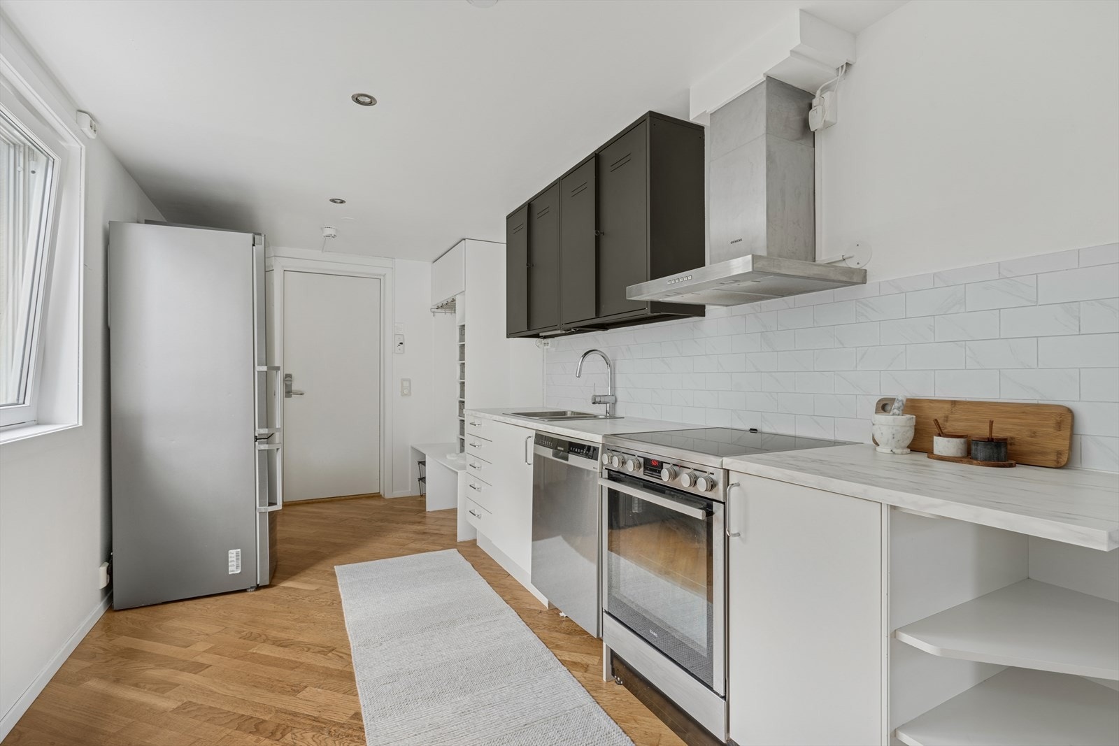 Her er det god benkplass og mye lagringsplass i overskap og skuffer. Galleribilde