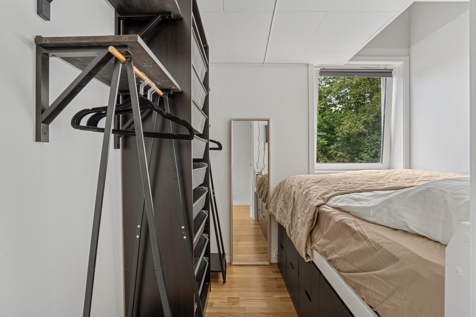 Sengen er plassbyd og er 140 bred og har en del oppbevaring under. I tillegg til oppbevaring på hems. Galleribilde