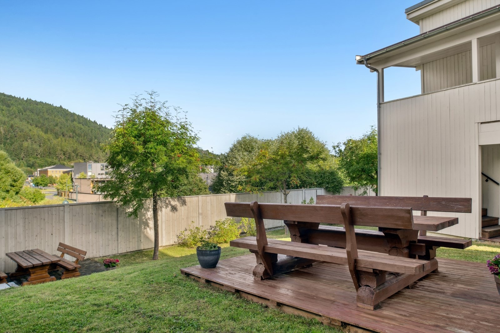 Fellesareal. Borettslaget har 14 parkeringsplasser, hvorav 4 m/lader og 3 gjesteplasser. Solrik felles hage. Galleribilde