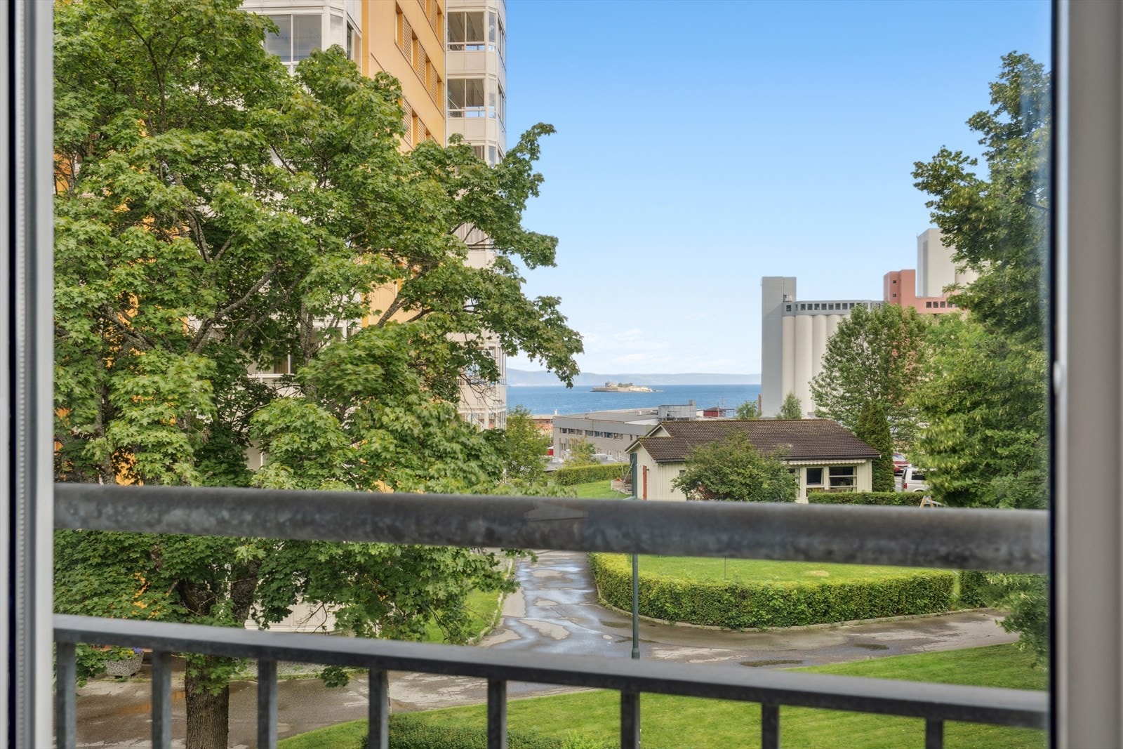 Fra stuen er det vakker utsikt over nærområdet og Munkholmen. Galleribilde