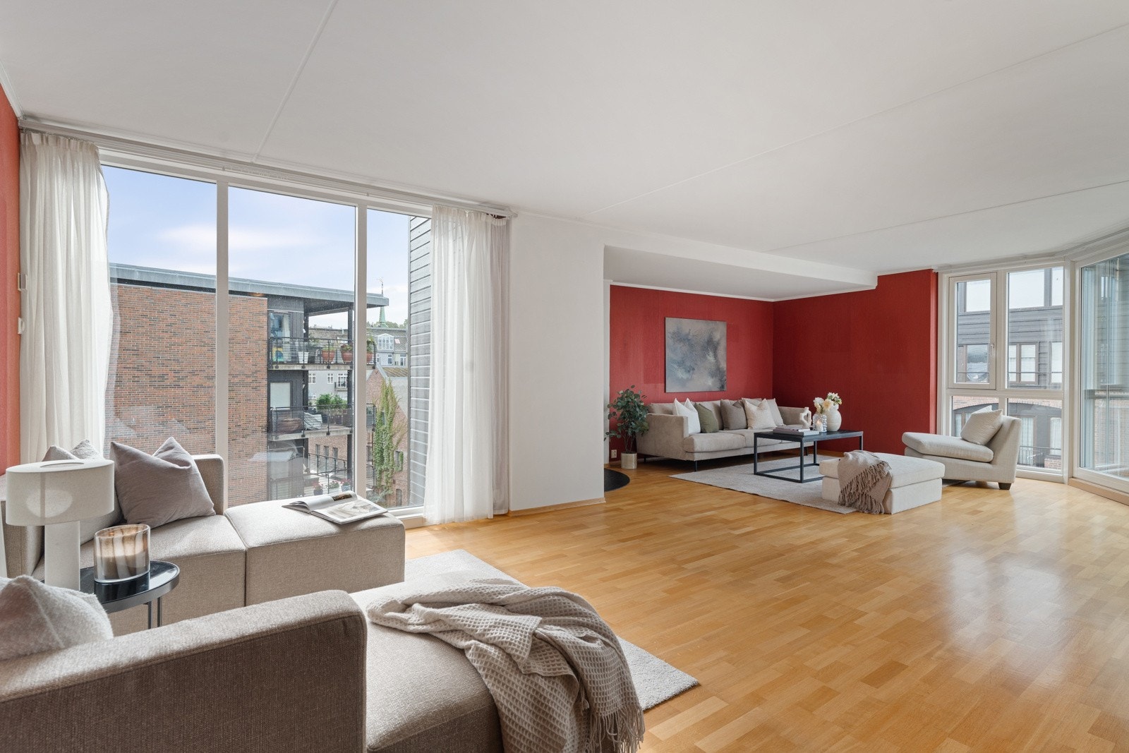 Den åpne planløsningen på 55,5 kvm knytter stue, kjøkken og spisestue sømløst sammen og gir fleksible møbleringsmuligheter. Galleribilde