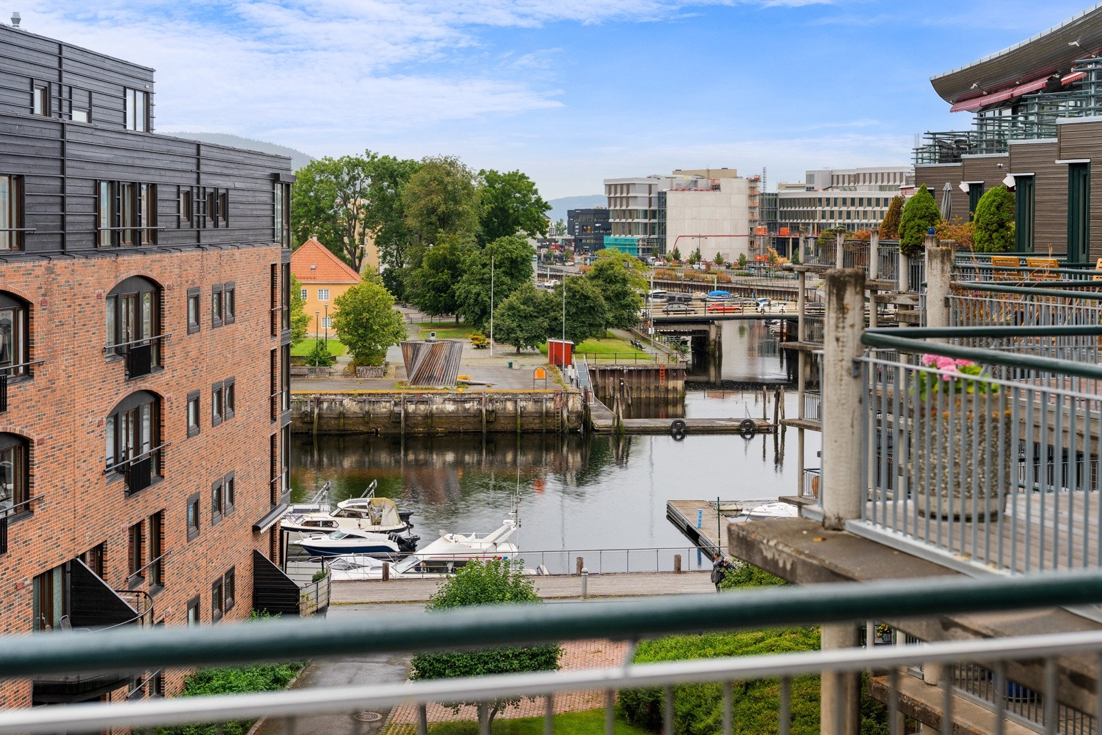 Proaktiv Eiendomsmegling ved Eirik Døsen har gleden av å presentere en lys og tiltalende endeleilighet på hele 129 kvm BRA. Galleribilde
