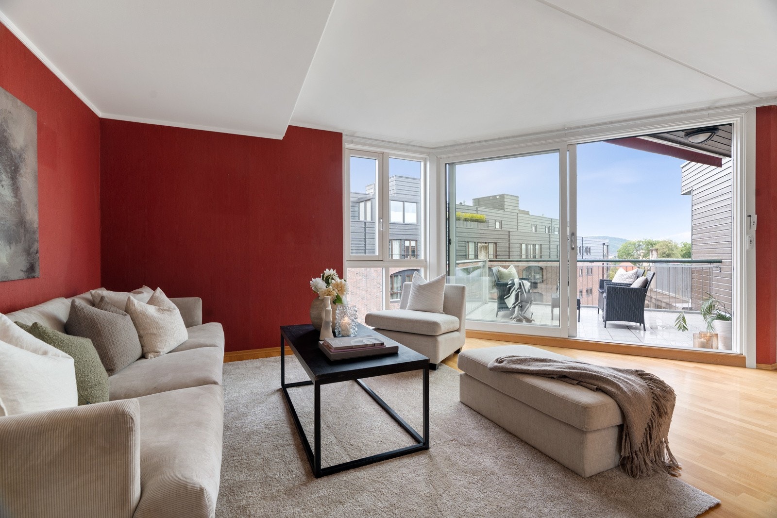 Leiligheten ligger usjenert til i byggets 5.etasje med enkel heisadkomst og har en nydelig uteplass. Galleribilde