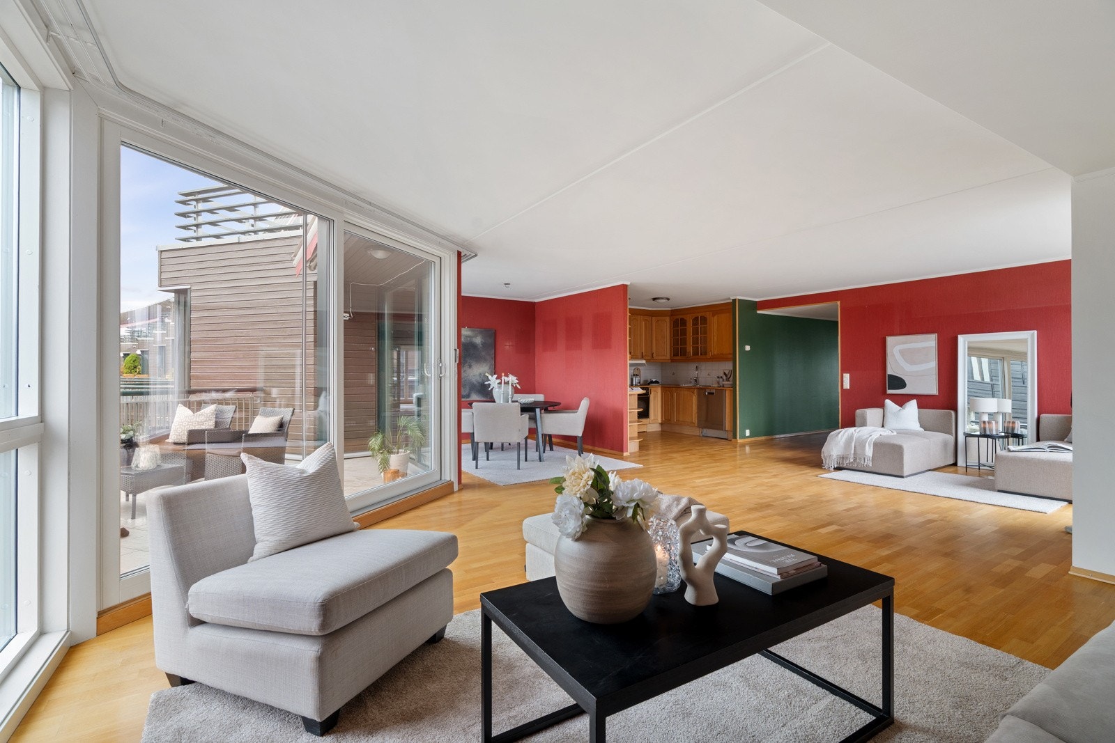 Fra stuen er det direkte adkomst til en solrik balkong. Galleribilde