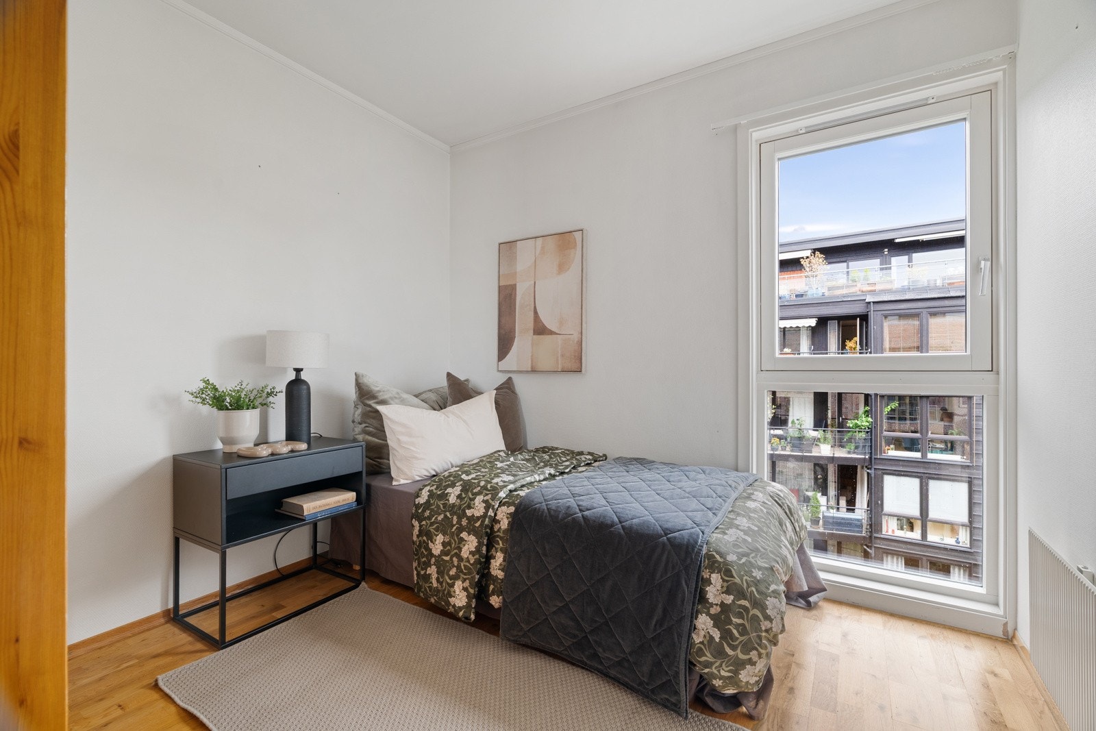 Alle soverommene har god plass til en enkel- eller dobbeltseng, nattbord og garderobeskap. Galleribilde