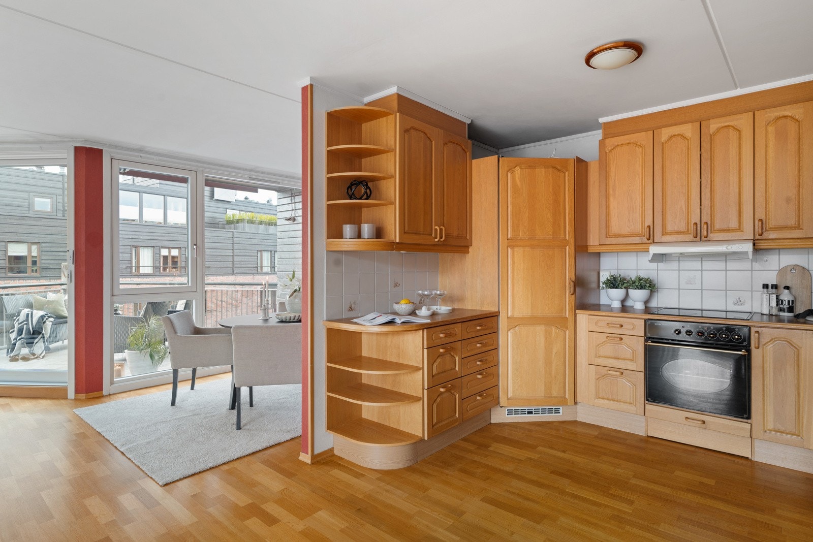 Tidløst kjøkken med god skap- og benkeplass. Galleribilde