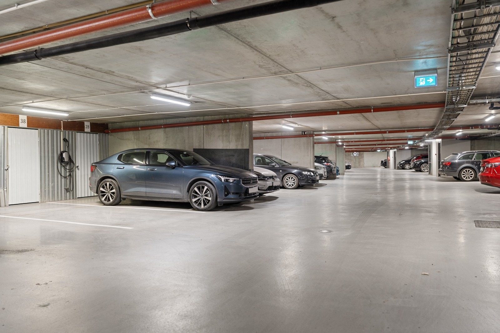 Fast p-plass i oppvarmet parkeringskjeller medfølger, samt ekstern bod på 5 kvm i tilknytning til denne. Galleribilde