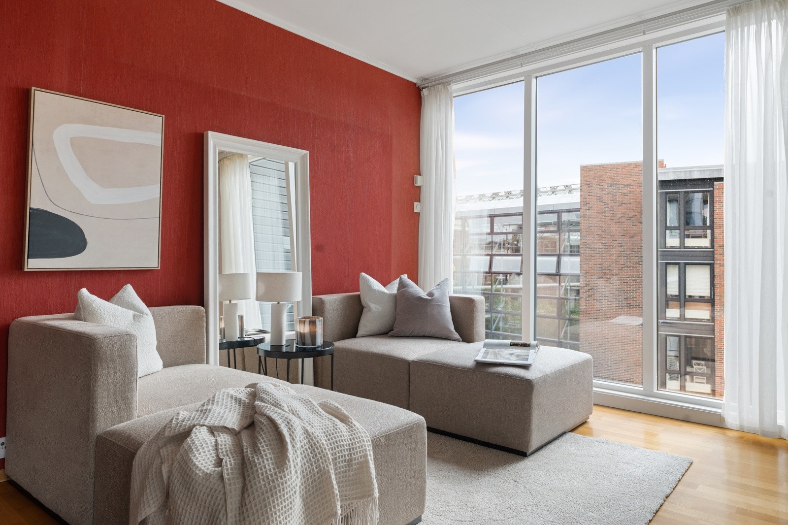 Floor-to-ceiling vinduer kombinert med endebeliggenhet sørger for et svært opplyst inneklima. Galleribilde