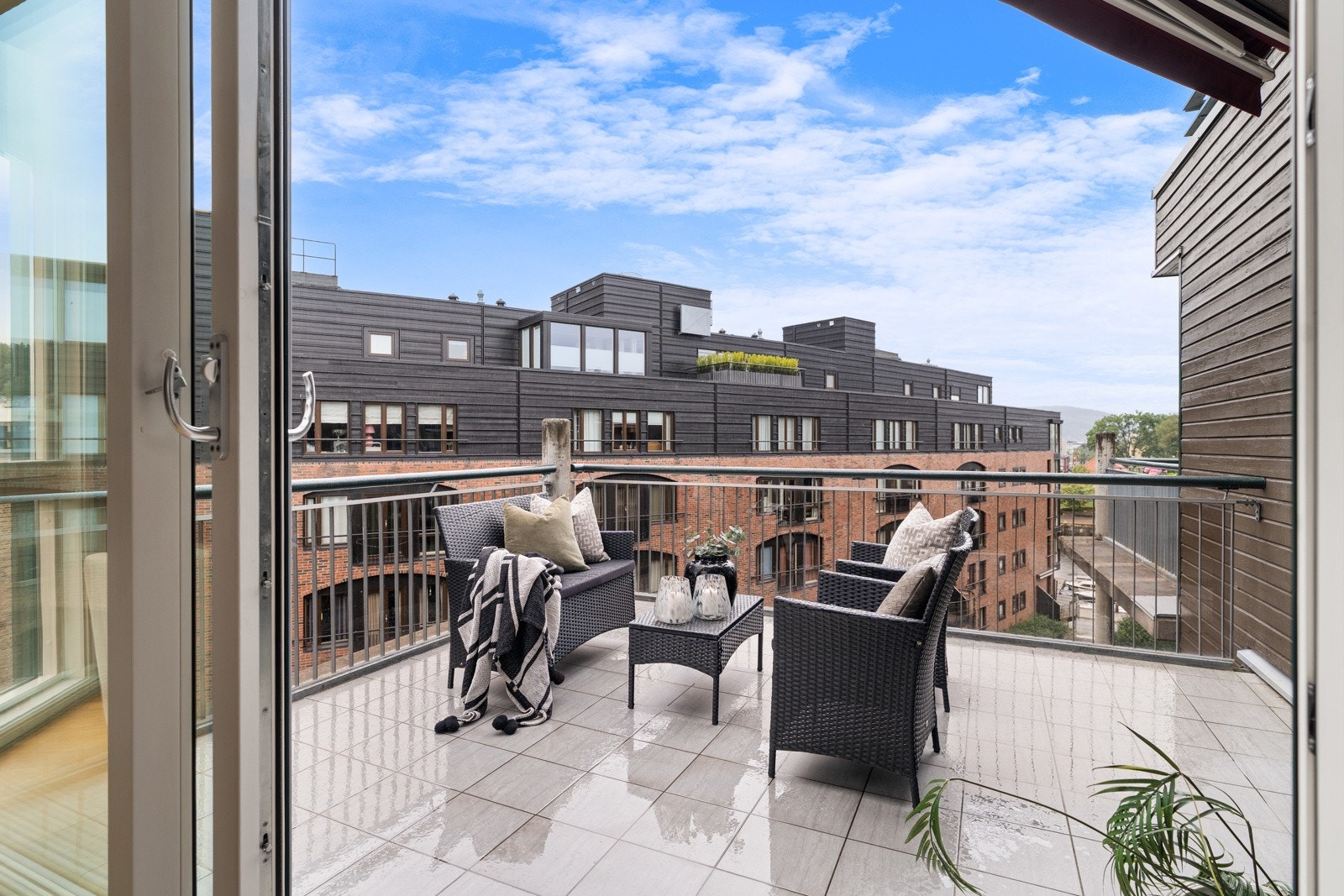 Sørvendt balkong med fantastiske solforhold fra formiddag til kveld og fleksible møbleringsmuligheter. Galleribilde