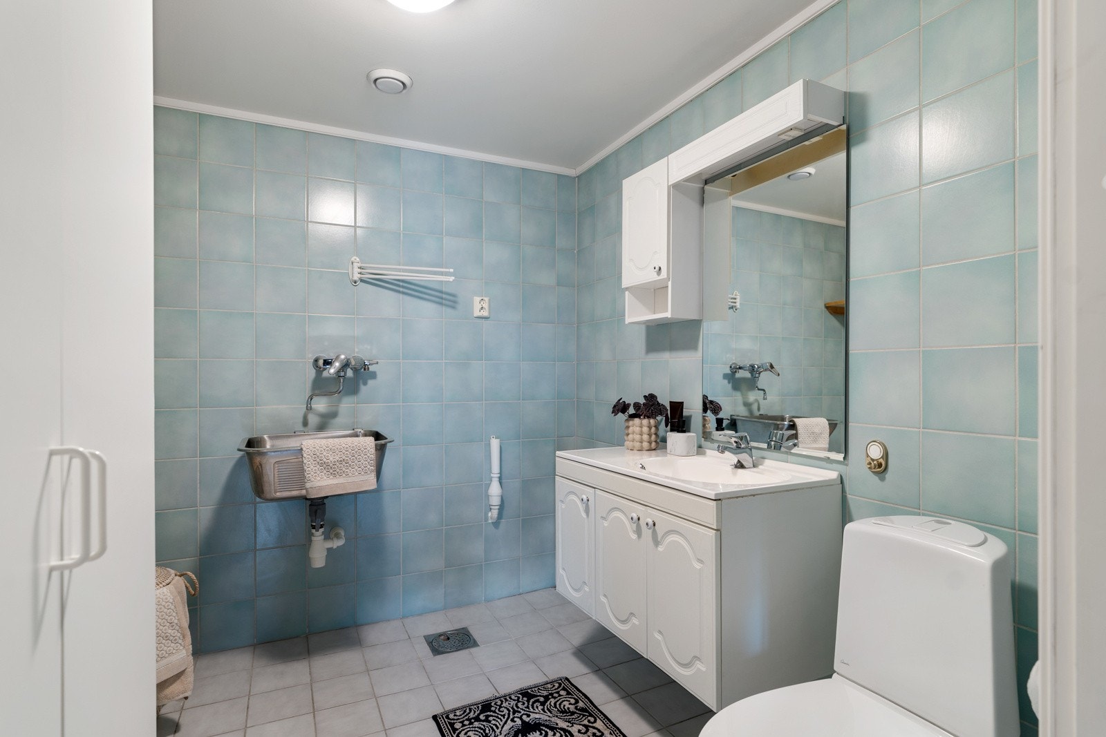 Separat, flislagt vaskerom på 5,5 kvm innredet med toalett og servant med underskap. Galleribilde