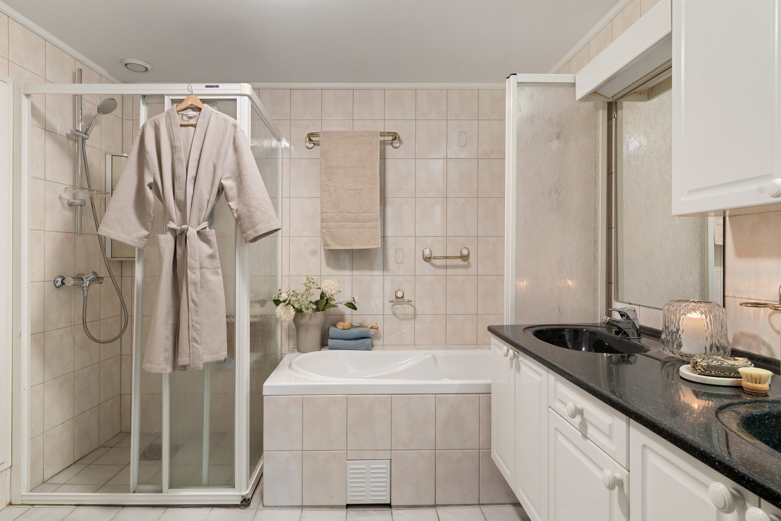 Flislagt baderom på 6,5 kvm i stilrent og klassisk design. Galleribilde