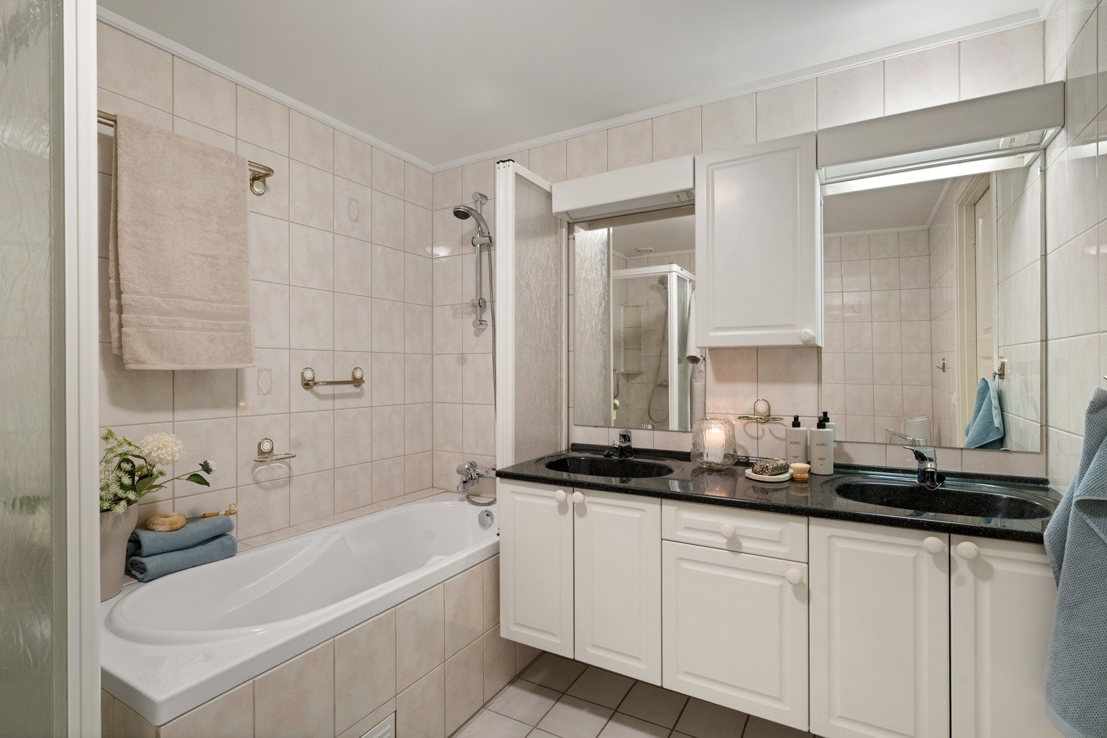 Badet er velutstyrt med badekar, dusj, dobbelservant, bidé og toalett. Galleribilde