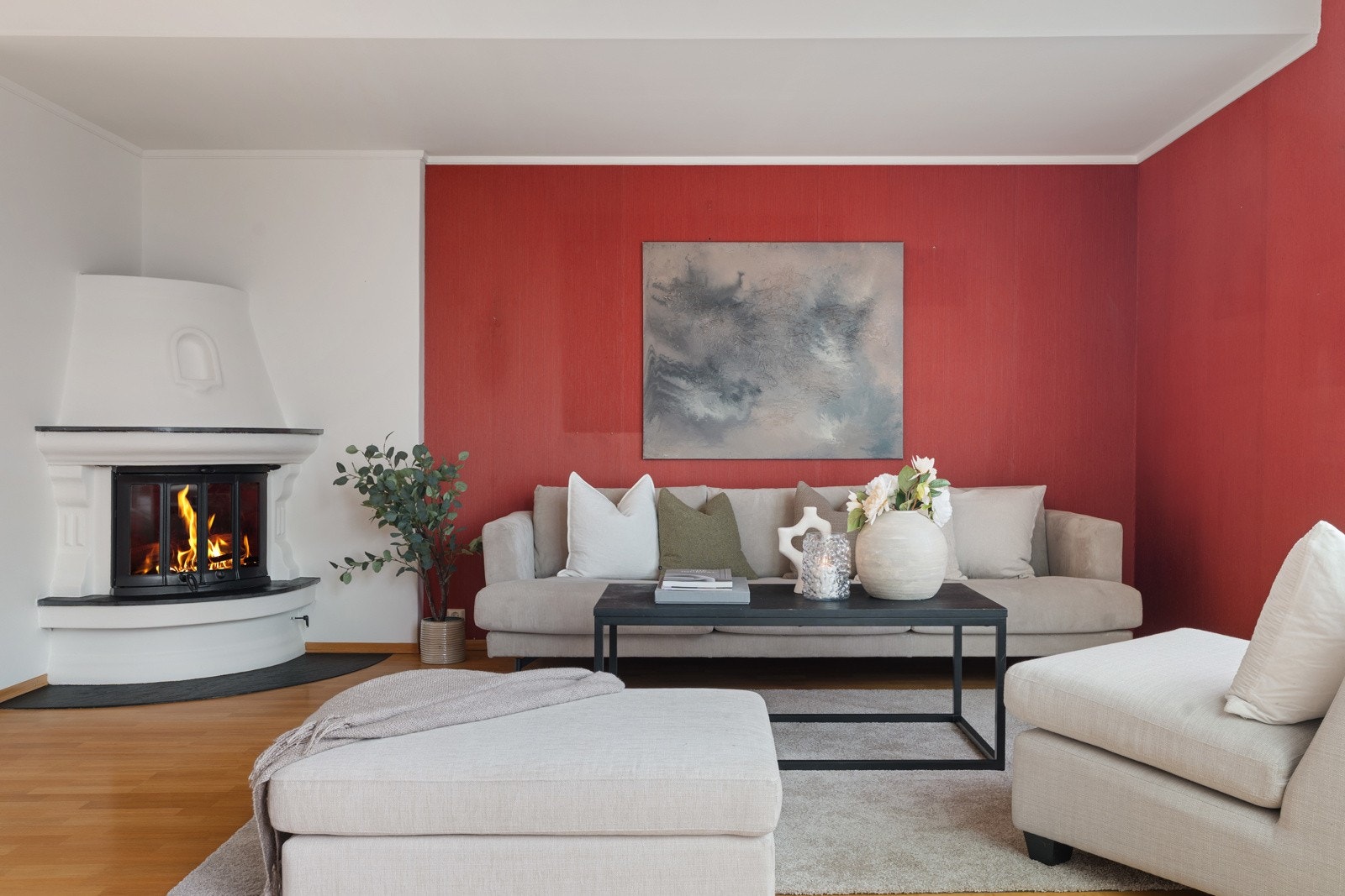 Stuen byr på rikelig med dagslys, god takhøyde og en klassisk peis som sørger for behagelig varme på kalde vinterdager. Galleribilde