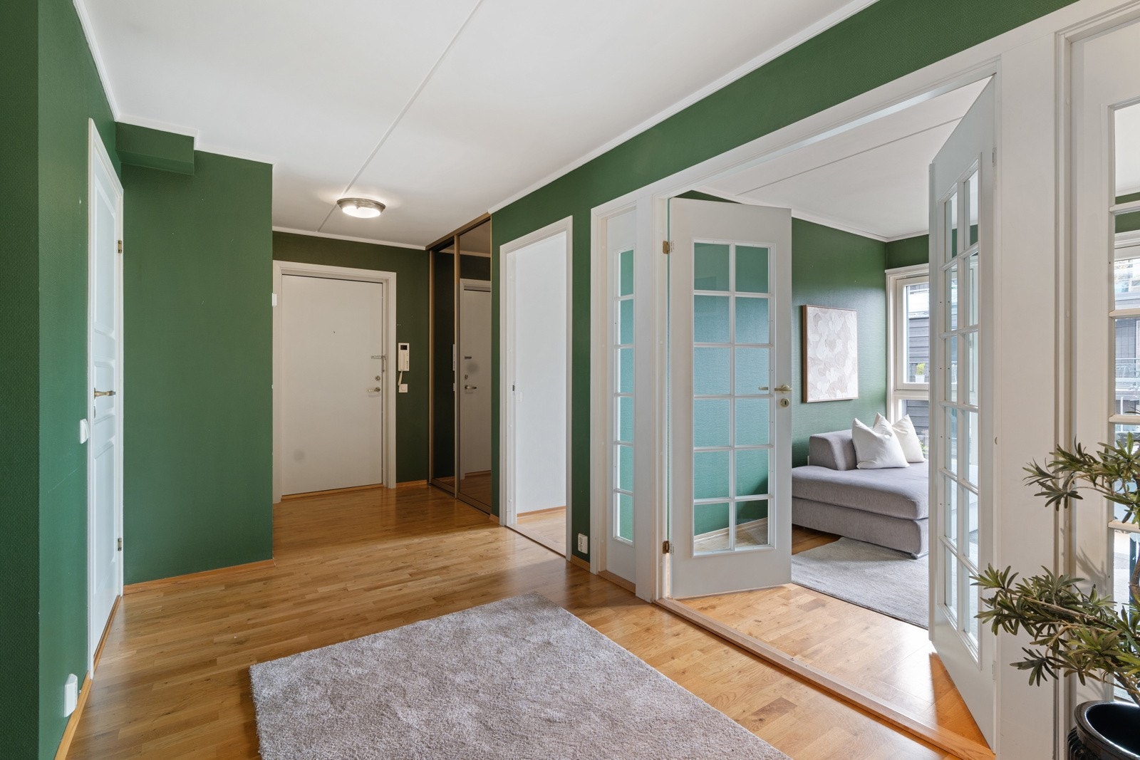 Entréen ønsker velkommen med innebygd skyvedørsgarderobe, varme fargetoner og god plass. Galleribilde