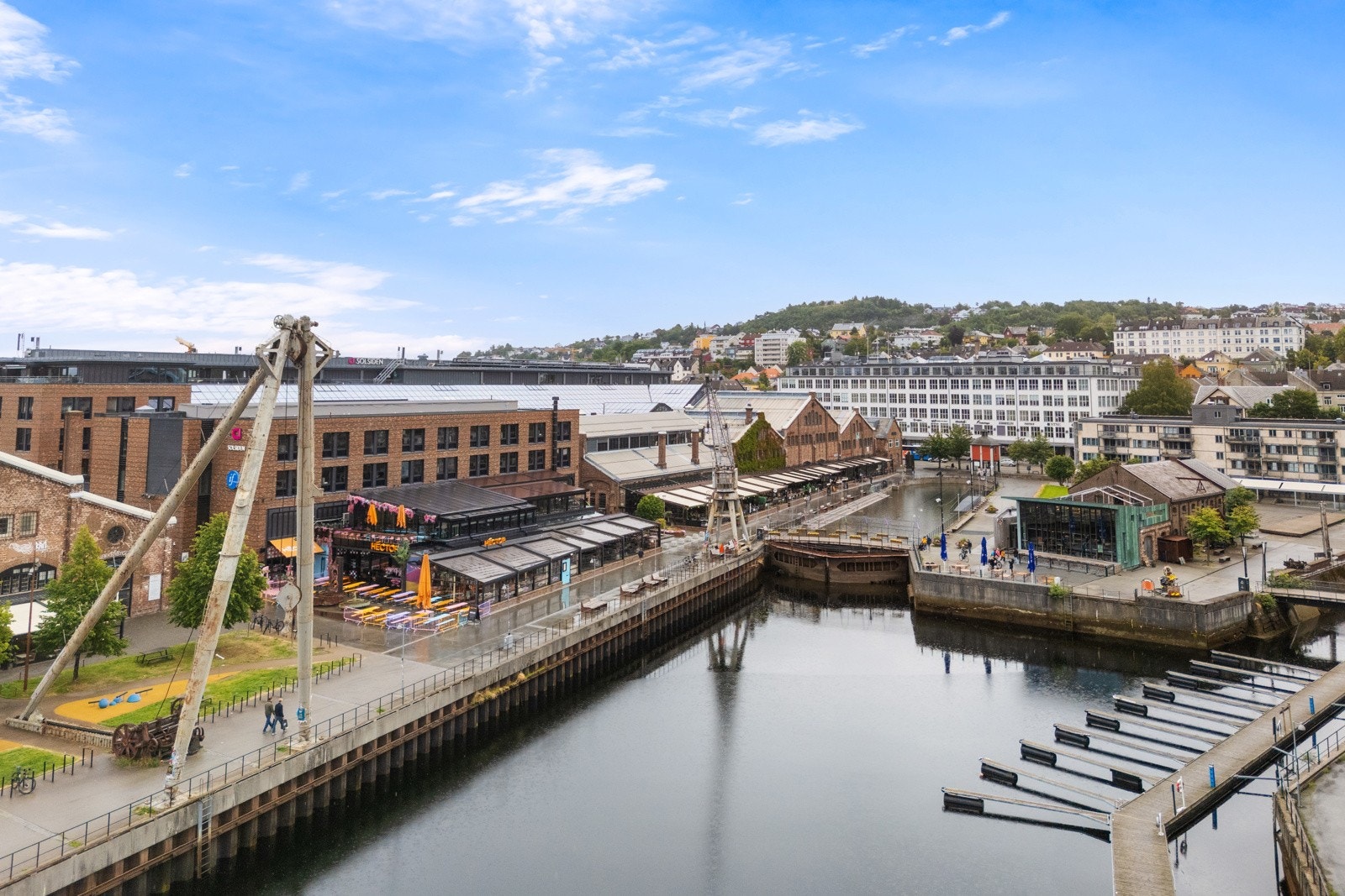 Fra boligen er det gangavstand til blant annet Solsiden og sentrumskjernen, samt gode kollektivforbindelser i umiddelbar nærhet. Galleribilde