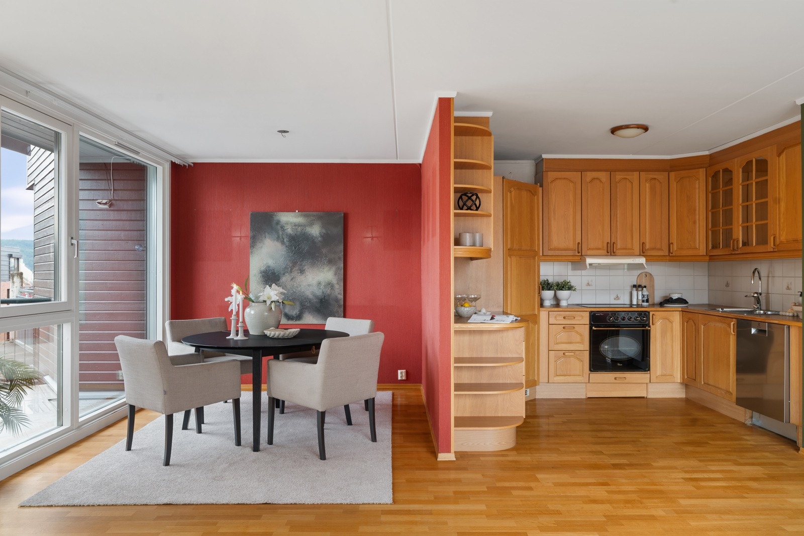 Spisestuen tar en naturlig del i rommet, noe som gjør det enkelt å kombinere matlaging og samvær. Galleribilde