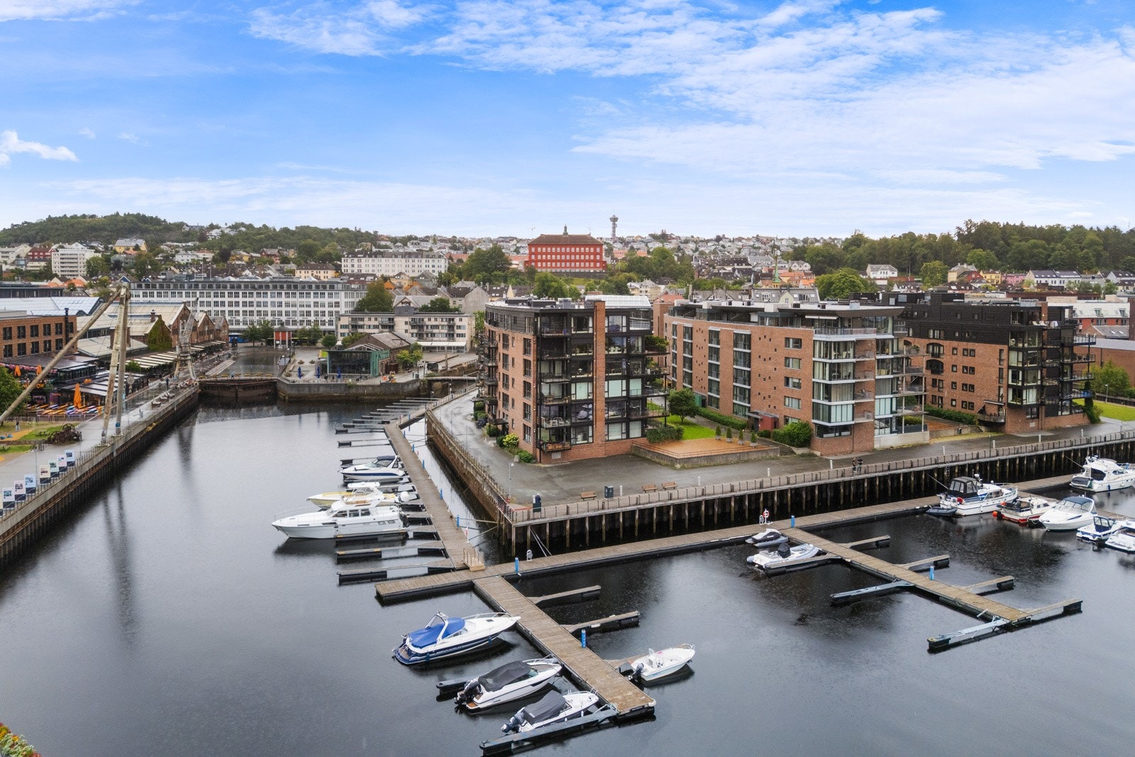 Med beliggenheten praktisk talt på elvebredden er det enkelt å forstå hvorfor dette er en av Trondheims mest ettertraktede boområder. Galleribilde