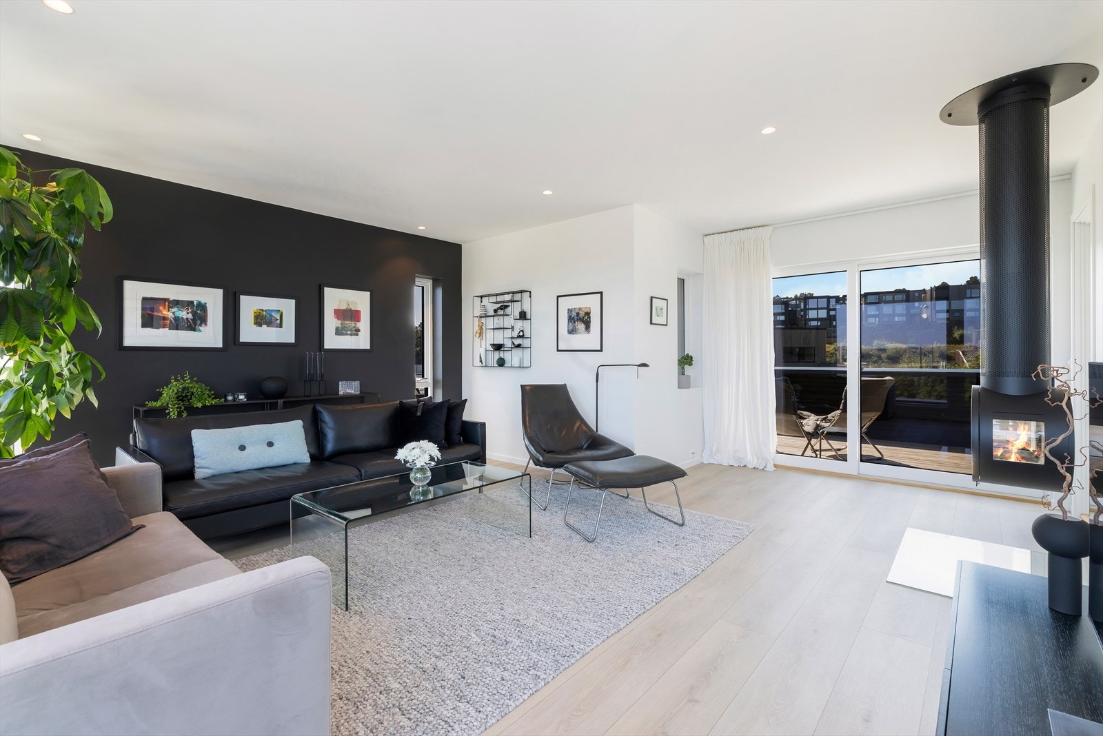 I stuen er det god plass til sofagruppe med tilhørende møblement. Videre utgang til terrasse og inngang til baderom. Galleribilde