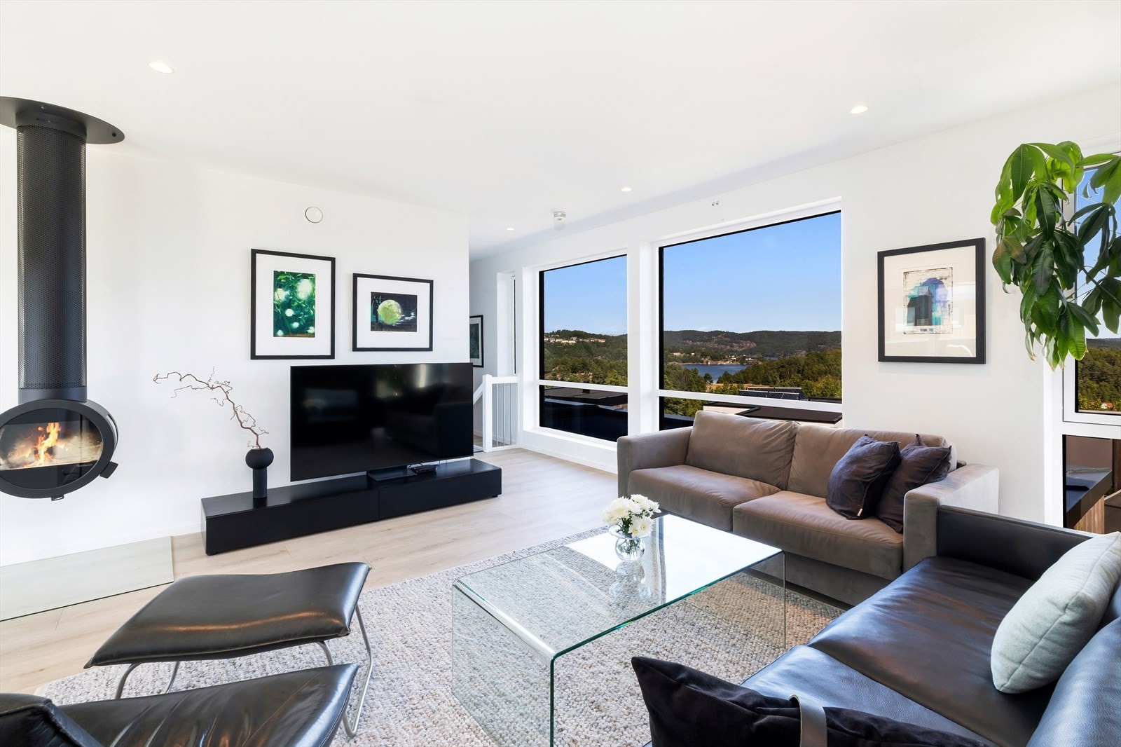 I leilighetens andre etasje er det idag en romslig tv-stue med nydelig utsikt, samt utgang til terrasse med svært gode solforhold Galleribilde