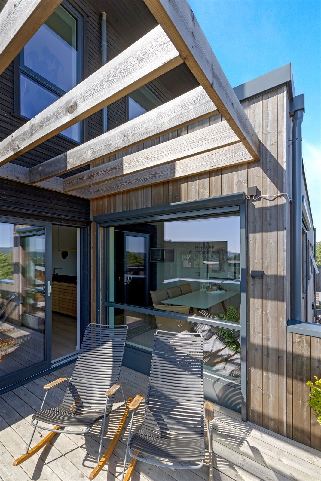 Det er utgang til terrasse med morgen og formiddagssol. Galleribilde