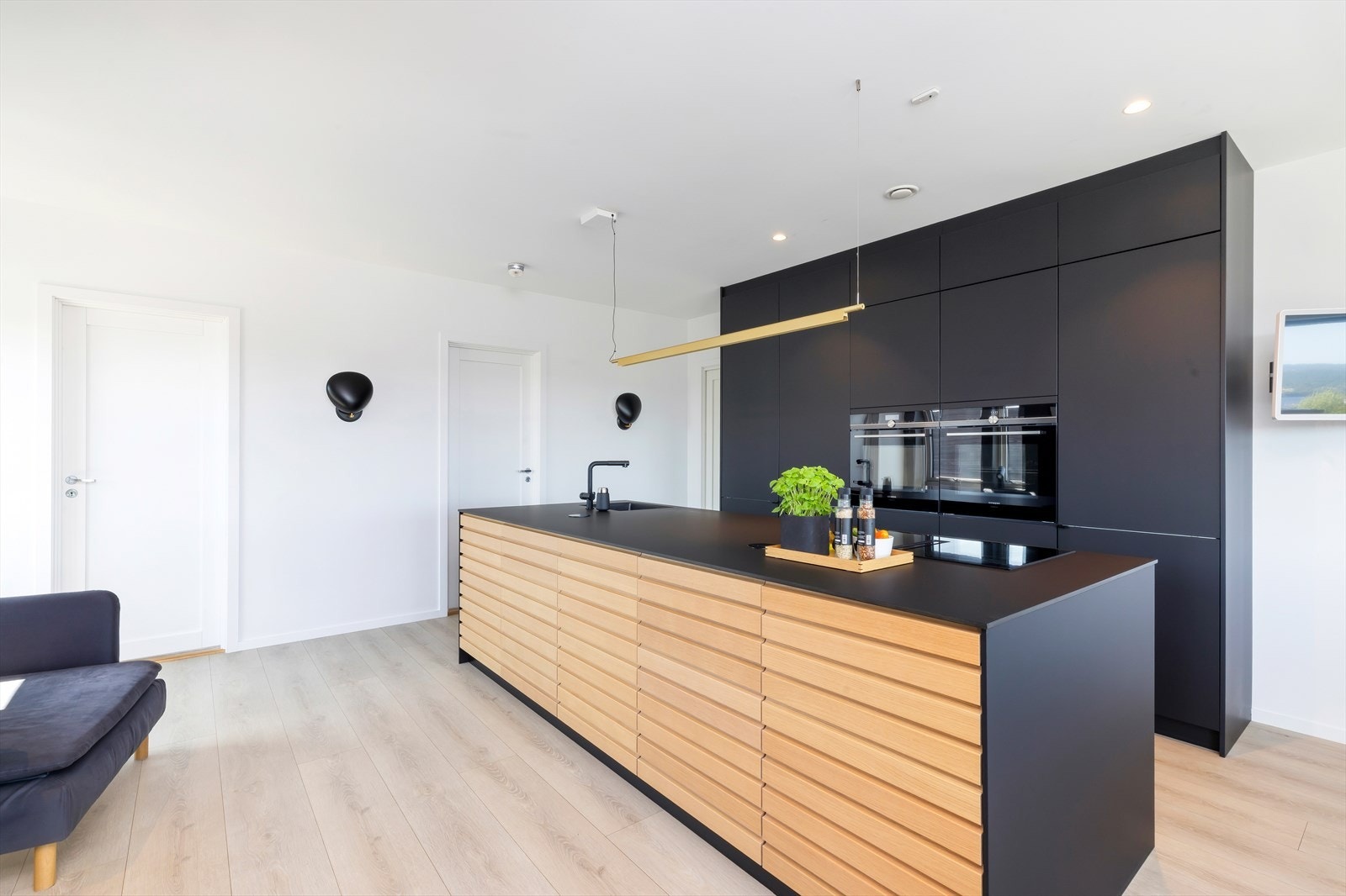 Lekkert kjøkken med smarte løsninger levert fra Kvik. Siemens hvitevarer. Det er godt med oppbevaringsplass i under- og overskap, samt en sosial kjøkkenøy. Galleribilde