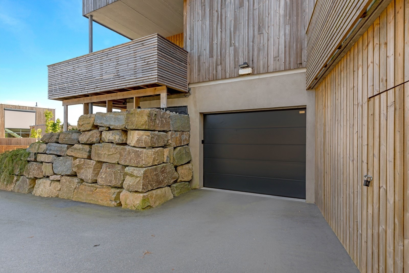 2 parkeringsplasser i kjeller. Det er montert egen lader på den ene plassen. Sykkelbod til høyre i bilde. Galleribilde