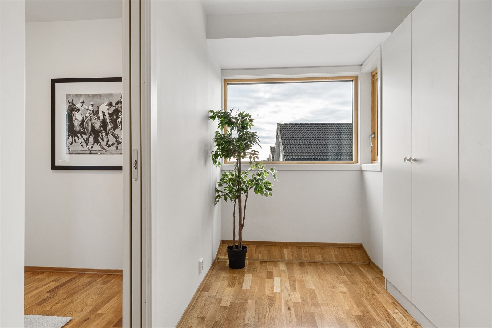 Soverom 2 er avdelt og det er etablert et garderoberom med garderobeskap i del av rommet. Galleribilde