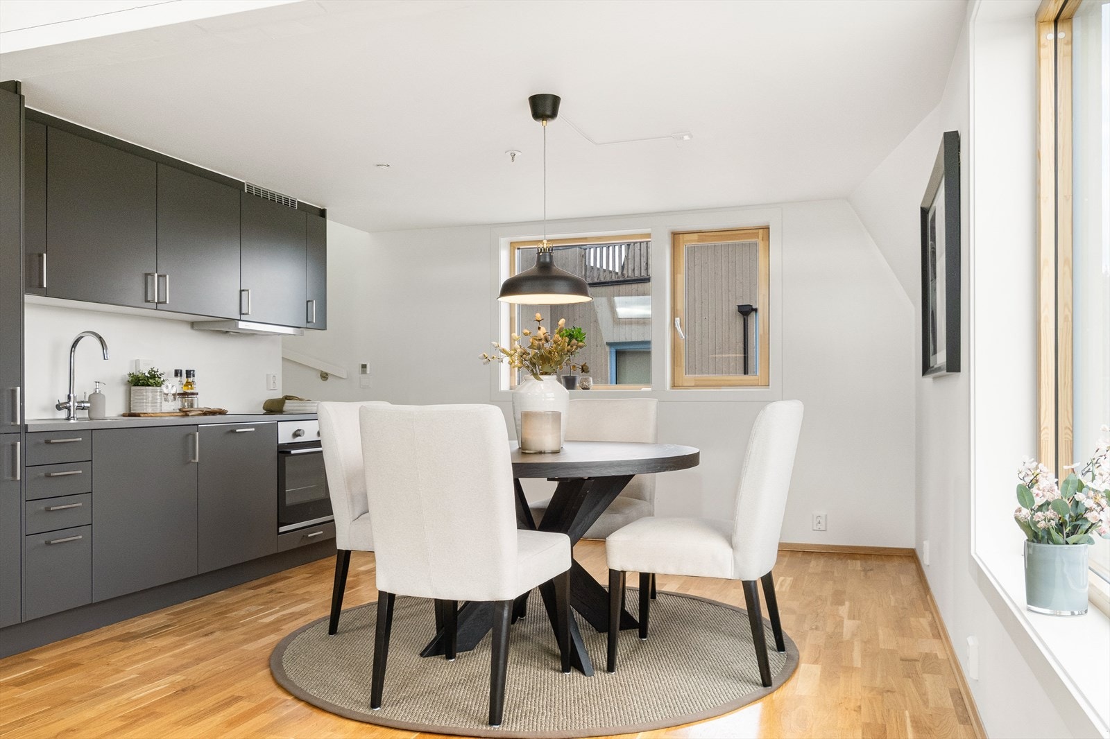 Moderne kjøkkeninnredning med glatte fronter og laminert benkeplate med nedfelt vaskekum og induksjonstopp. Galleribilde