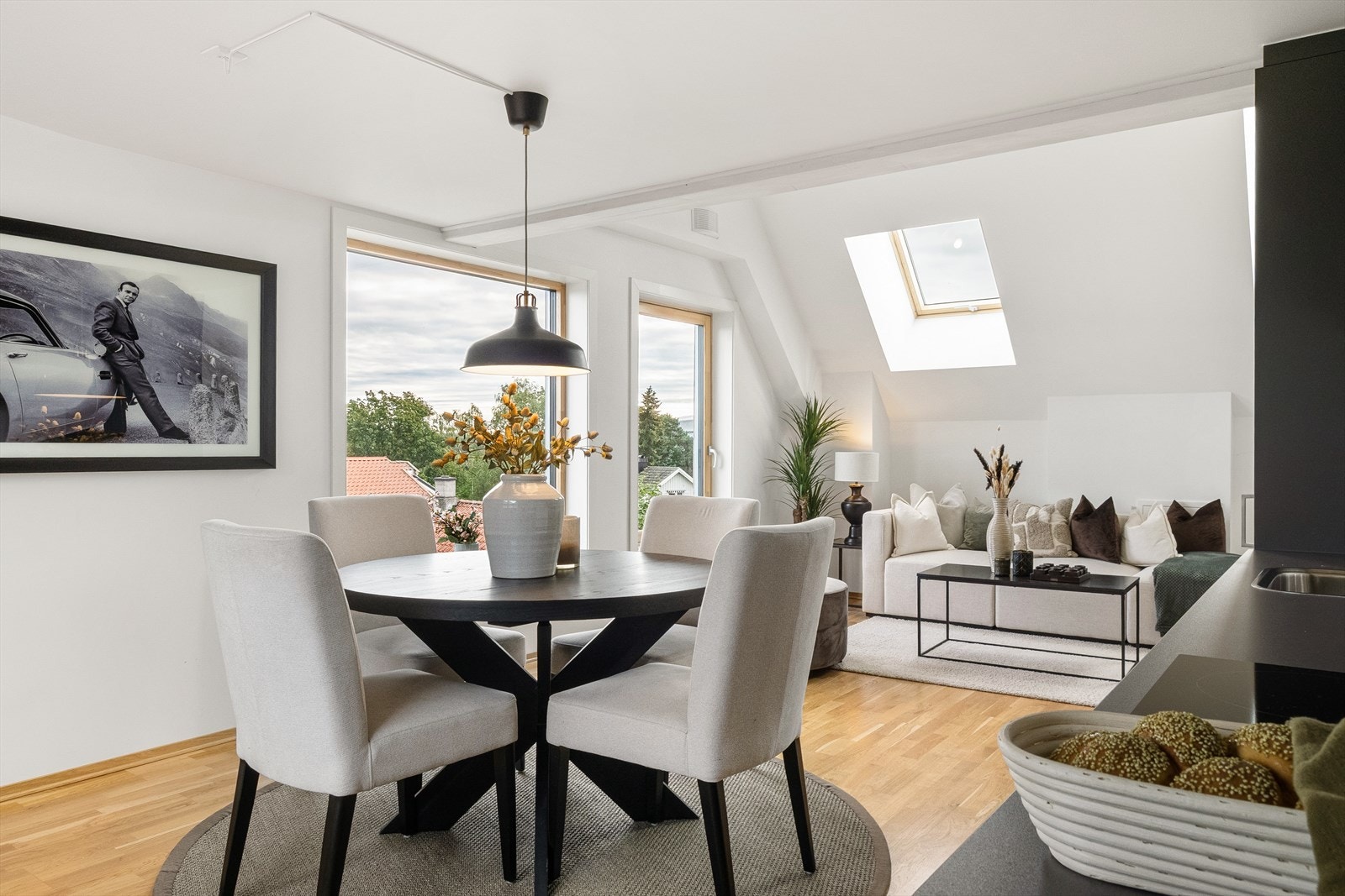 I tredje etasje er leilighetens stue og kjøkken i åpen planløsning. Galleribilde