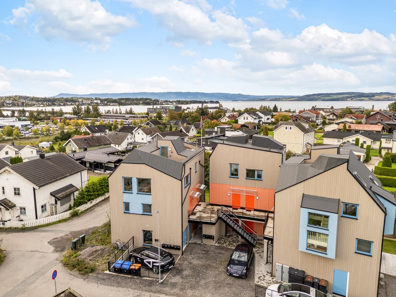 Nærområdet har, i kort gange fra boligen, dagligvare (Kiwi og Rema 1000), barnehage og skoler. Galleribilde