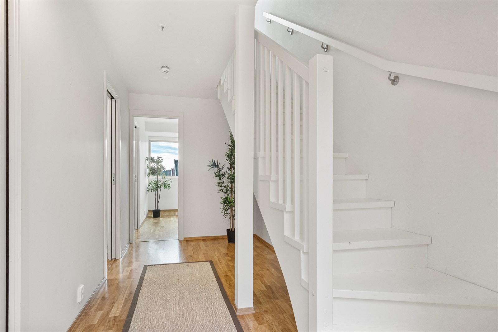 Velkommen inn! Leiligheten har en flott og gjennomtenkt planløsning. Gode muligheter for garderobeløsninger eller oppbevaring under trapp Galleribilde