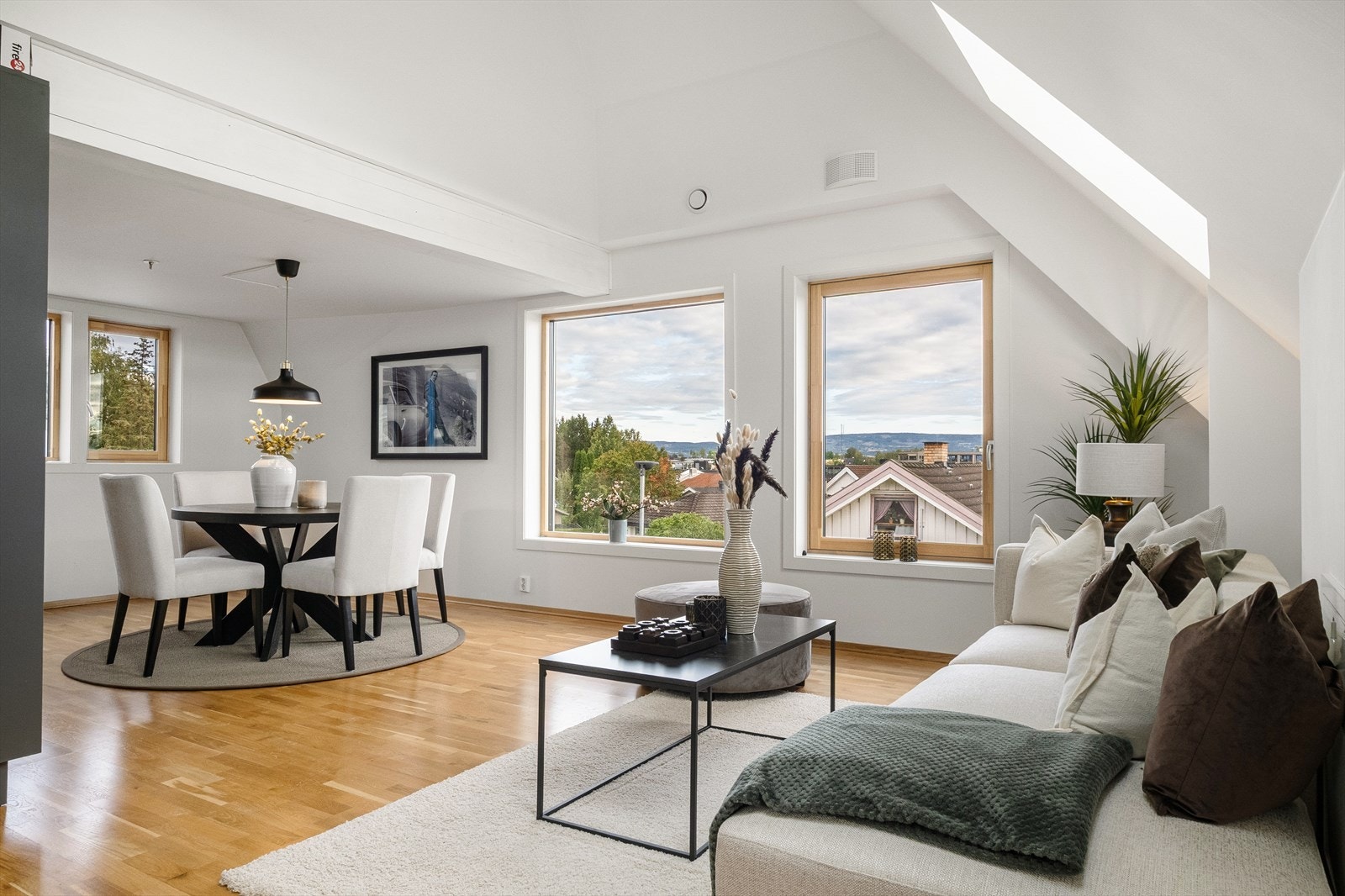 Leiligheten er oppført i 2023 og fremstår moderne med en kurant planløsning over 2 plan med takterrasse. Galleribilde