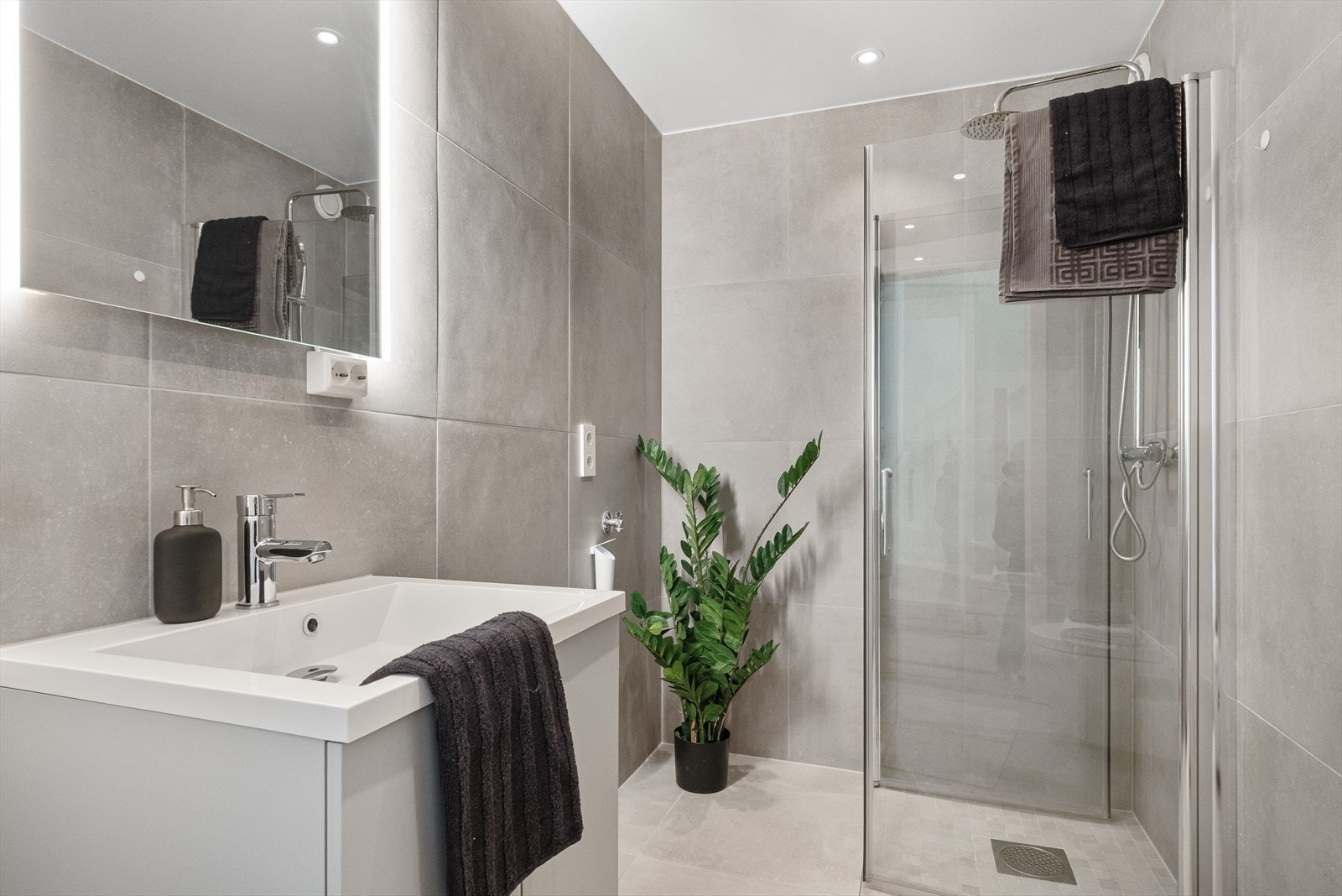 Innredet med servant, dusj, toalett og opplegg for vaskemaskin. Flott belysning for et behagelig lys! Galleribilde