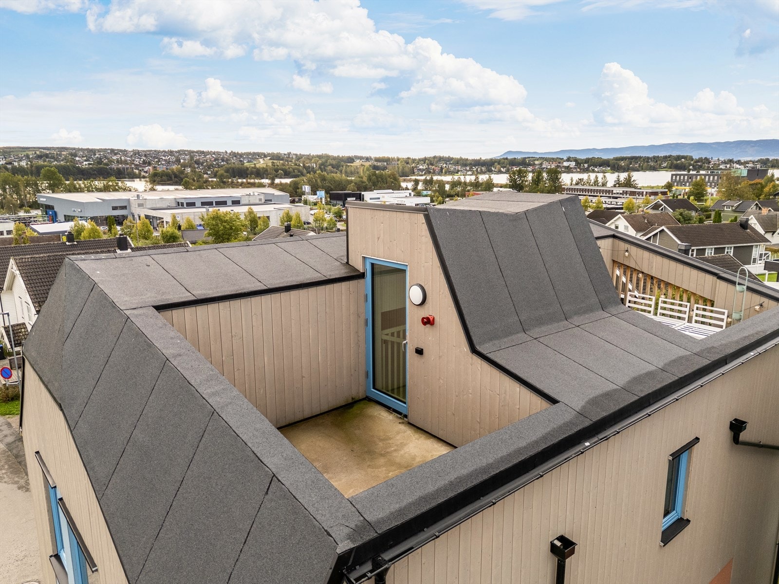 En trapp opp fra tredje etasje er utgang til privat og skjermet takterrasse Galleribilde