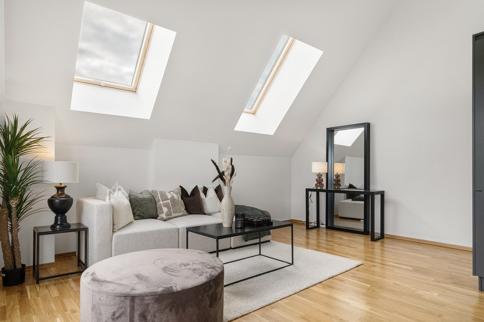 Det er god plass til ønsket møblering og mulighet for flere møbelsoner Galleribilde