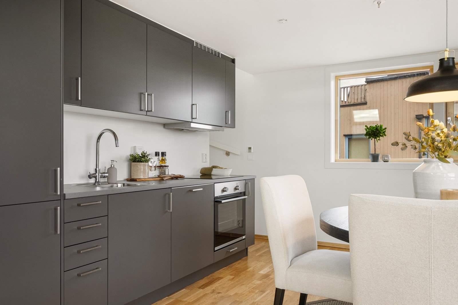 Hvitevarer som induksjonstopp, stekeovn, oppvaskmaskin og kjøl-/fryseskap er integrert i innredningen og medfølger i handelen. Galleribilde