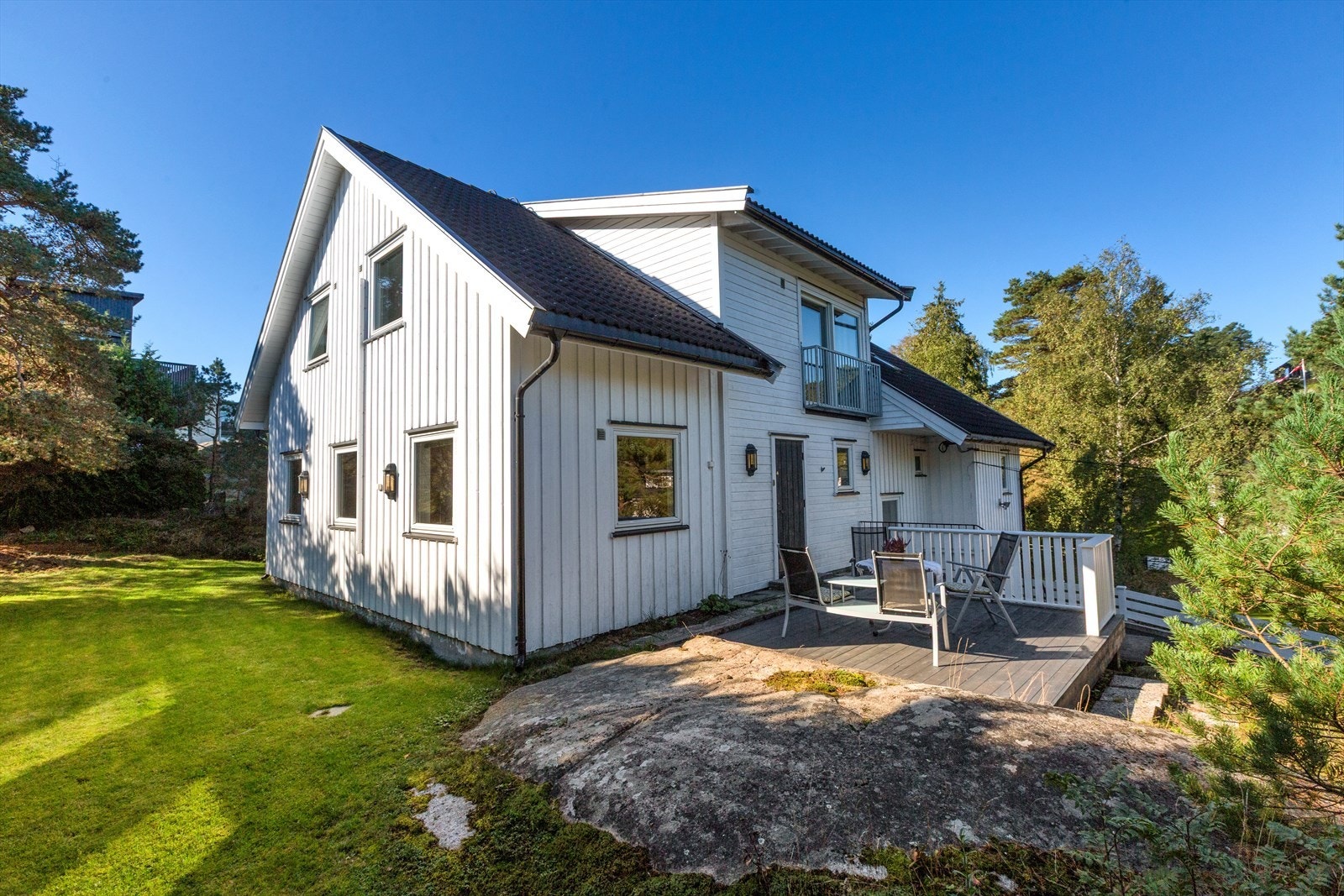 Hybelen har egen inngang og terrasse Galleribilde