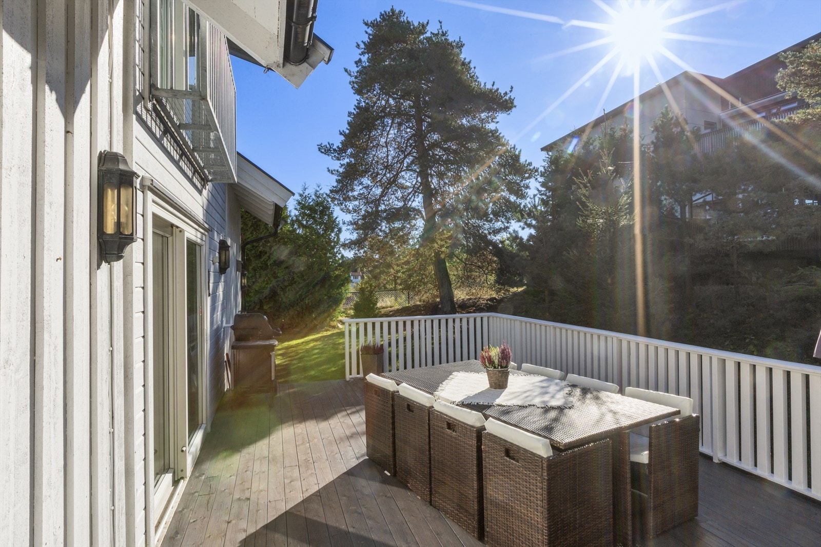 Solrik terrasse med lite innsyn Galleribilde