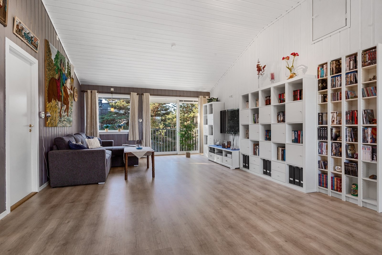 Stue 2. etasje. Denne delen ble bygd på i 2008, og det er montert vannbåren gulvvarme (bergvarme) i stuen og de to soverommene som ligger ved siden av Galleribilde