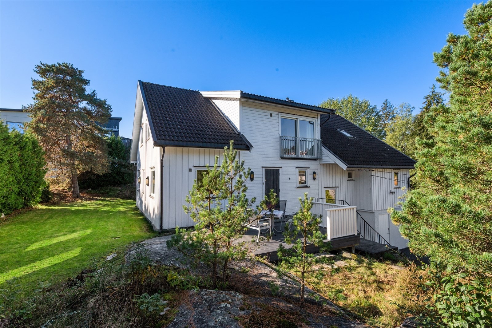 Usjenert hage med gode solforhold. Hybelen har egen inngang og egen uteplass Galleribilde