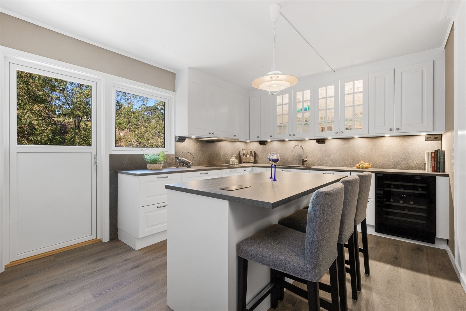 Nyere kjøkken med utgang. Det er ikke bygd balkong eller terrasse, døren blir idag ikke brukt. Galleribilde