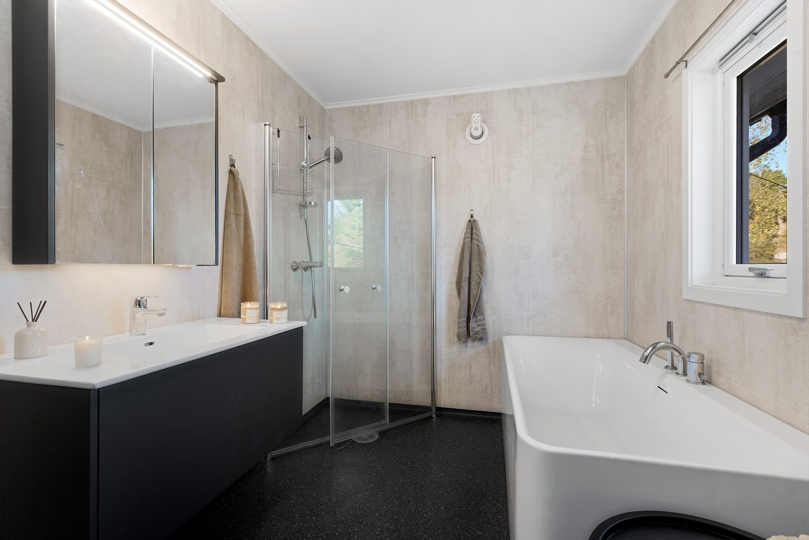 Svært romslig bad i 1. etasje pusset opp i 2022 Galleribilde